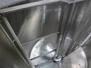 Mixing tank with scraped gate agitator - 1000 litres