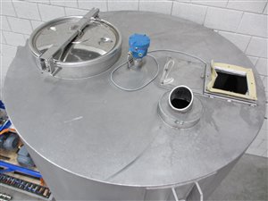 Silo with flat-bottom dosing unit for difficult-to-flow powders