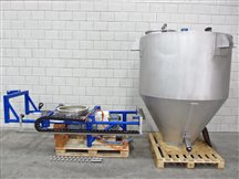 Silo with flat-bottom dosing unit for difficult-to-flow powders
