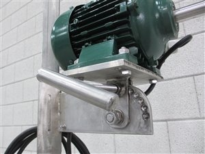 Agitator with mobile lifting stand