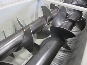 Twin mixing screw feeder