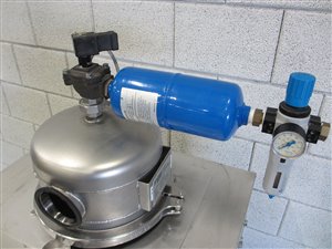 cyclone with compressed air cleaned filter
