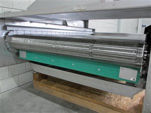 De-watering conveyor belt