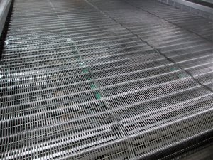De-watering conveyor belt