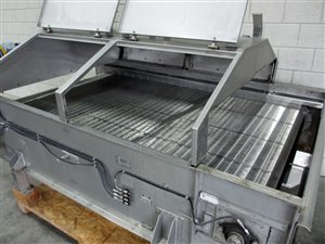 De-watering conveyor belt