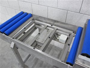 Roller conveyor with weighing zone and weighing indicator