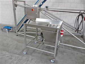 Folding elevating belt with mobile bag discharge