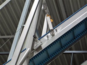 Folding elevating belt with mobile bag discharge