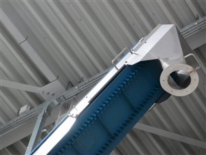 Folding elevating belt with mobile bag discharge