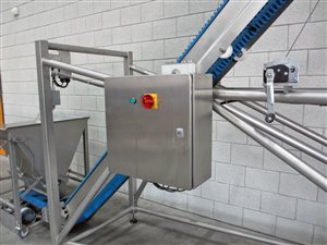 Folding elevating belt with mobile bag discharge