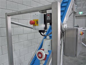 Folding elevating belt with mobile bag discharge
