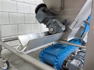 Folding elevating belt with mobile bag discharge