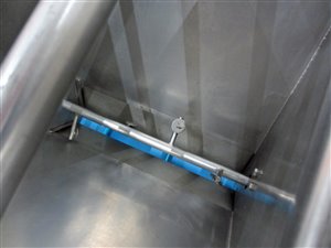 Folding elevating belt with mobile bag discharge