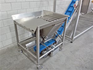 Folding elevating belt with mobile bag discharge