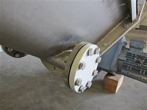 Screw elevator with inlet hopper