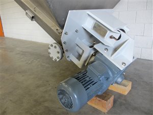 Screw elevator with inlet hopper