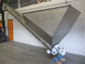 Screw elevator with inlet hopper