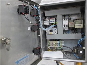 Mobile elevating conveyor with hopper