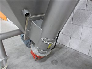 Mobile elevating conveyor with hopper