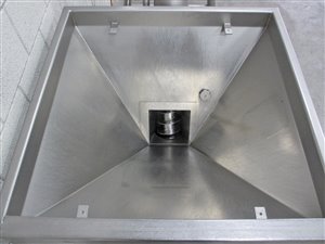 Mobile elevating conveyor with hopper