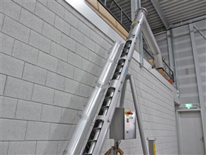 Mobile elevating conveyor with hopper