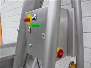 Mobile elevating conveyor with hopper