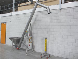 Mobile elevating conveyor with hopper