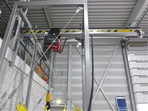 Big bag discharge station with hoist and discharge screw