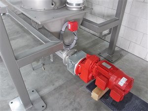 Big bag discharge station with hoist and discharge screw