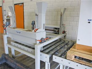 bulk bag filling station with pallet dispenser and conveyors