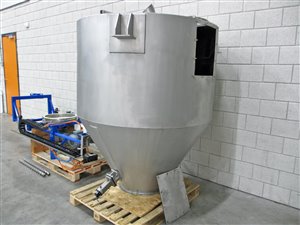 Silo with flat-bottom dosing unit for difficult-to-flow powders