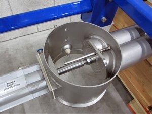 Silo with flat-bottom dosing unit for difficult-to-flow powders