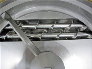 Silo with flat-bottom dosing unit for difficult-to-flow powders