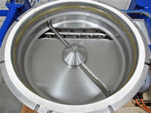 Silo with flat-bottom dosing unit for difficult-to-flow powders